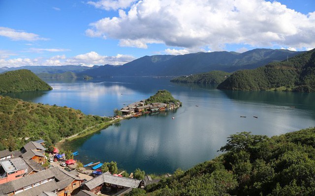 Cảnh đẹp như tranh vẽ ở hồ Lugu, tỉnh Vân Nam (Trung Quốc).