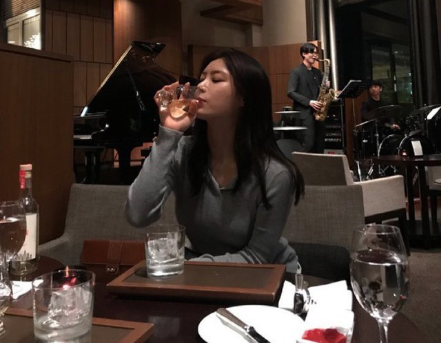 Bức ảnh diễn viên Han Ji Seong uống rượu được cô đăng trên Instagram cách đây khá lâu, giờ đây bị nhiều người vào chỉ trích.