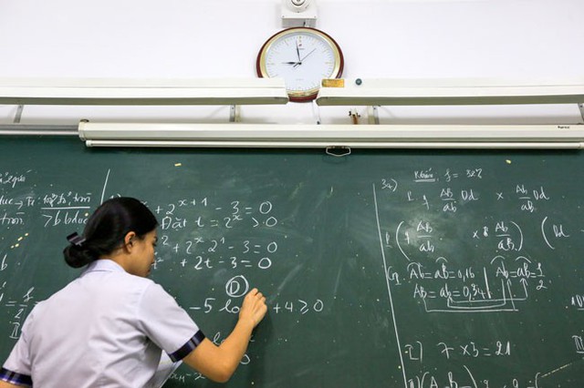 
Học sinh trường THCS-THPT Trần Cao V&acirc;n (cơ sở quận G&ograve; Vấp, TP HCM) trong giờ &ocirc;n tập To&aacute;n. Ảnh: Quỳnh Trần.
