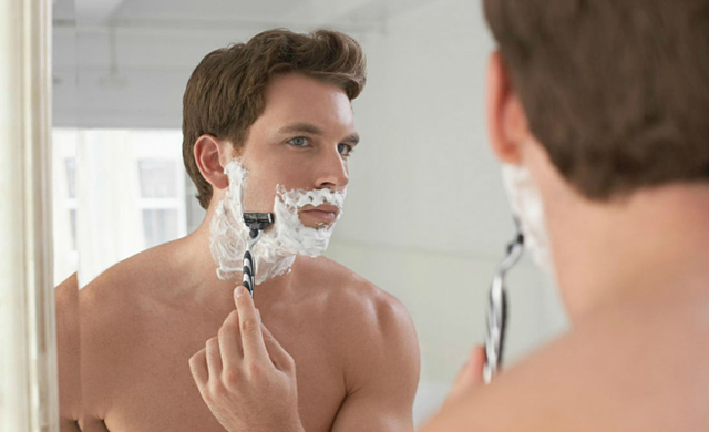 
Dùng kem cạo râu giúp cạo nhanh và sạch hơn. Ảnh: The Manual
