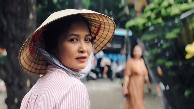 Thúy Hà đảm nhiệm vai bà Hạnh, người phụ nữ bán hoa khiến ông Sơn (Trung Anh) cảm mến trong bộ phim Về nhà đi con đang gây sốt.