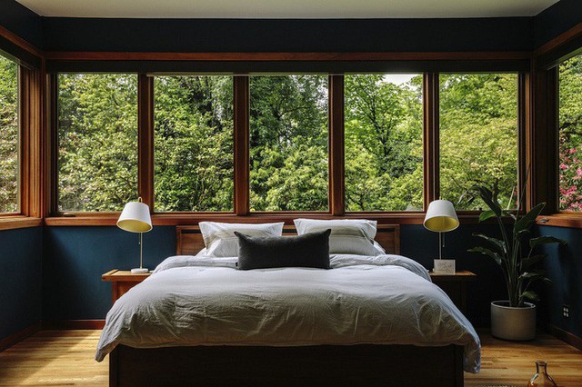 
Cửa sổ lớn cung cấp tầm nhìn bao quanh trong phòng ngủ chính. Thiết kế giường là từ dòng Matera của Sean Yoo thiết kế cho hãng Design Within Reach.
