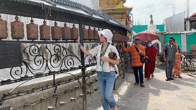 Cô tâm sự đây là chuyến đi ý nghĩa với mình khi được tham quan các thánh địa tại Nepal và khám phá nhiều điều mới. Các khán giả bày tỏ thích vẻ đẹp mộc mạc hiện tại của nữ diễn viên Sứ mệnh trái tim. 