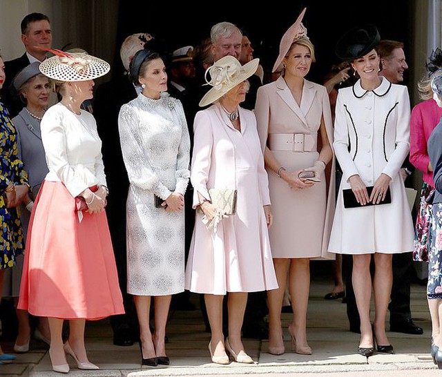 Kate đứng cùng Nữ bá tước xứ Wessex, Hoàng hậu Letizia của Tây Ban Nha, Nữ công tước xứ Corwall, Hoàng hậu Maxima của Hà Lan (lần lượt từ trái sang) tại sự kiện ở lâu đài Windsor hôm 17/6. Ảnh: PA.