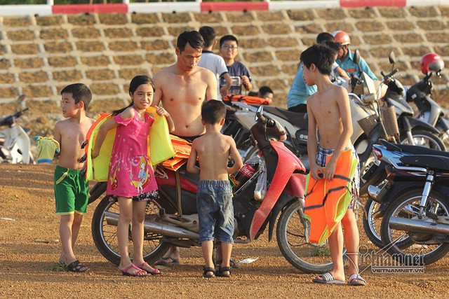 
Khu vực quanh đập có cát nên sạch hơn, thu hút đông người tập trung ra tắm mỗi chiều hè
