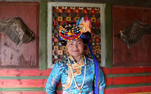 Người phụ nữ Mosuo trong trang phục truyền thống