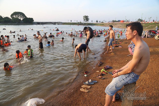 
Nước ở bể bơi có mùi Clo làm nhiều người khó chịu, nước ở đây tự nhiên và mát hơn nhiều, hơn nữa còn miễn phí nên mình thường ra đây tắm, anh Quang (xã Cần Kiệm, Thạch Thất) khoe
