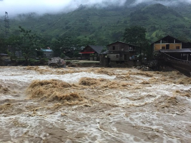 Hình ảnh mưa lũ diễn ra đêm qua tại khu vực xã Bản Hồ, ​huyện Sa Pa. Ảnh: BĐCC