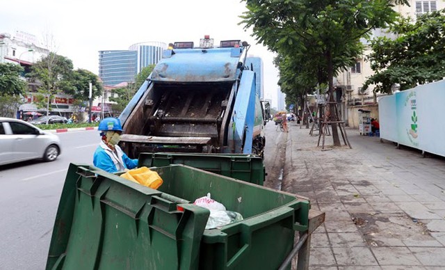 Bất ngờ xuất hiện nhà chờ xe rác tại Hà Nội khiến nhiều người bất ngờ - Ảnh 9.