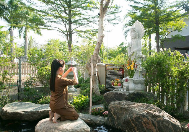 Vườn nhà nữ ca sĩ đặt một bức tượng Phật Quan Âm rất lớn.