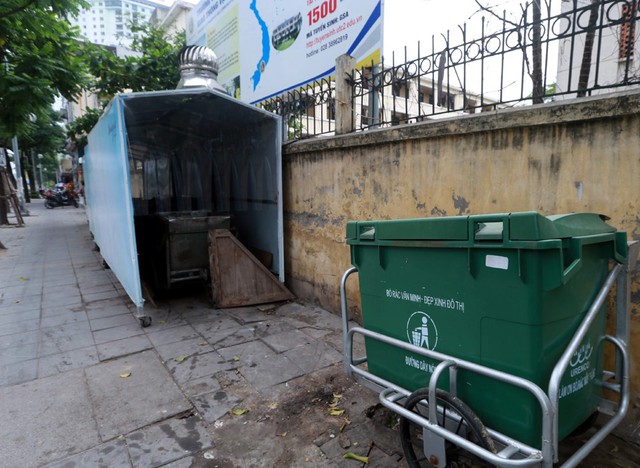 Bất ngờ xuất hiện nhà chờ xe rác tại Hà Nội khiến nhiều người bất ngờ - Ảnh 5.