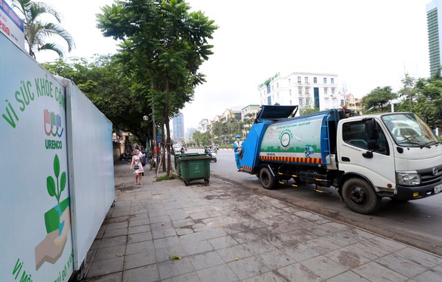 Bất ngờ xuất hiện nhà chờ xe rác tại Hà Nội khiến nhiều người bất ngờ - Ảnh 2.