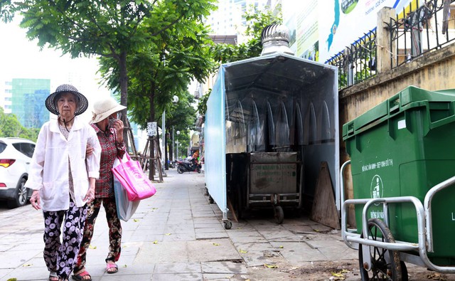 Bất ngờ xuất hiện nhà chờ xe rác tại Hà Nội khiến nhiều người bất ngờ - Ảnh 10.