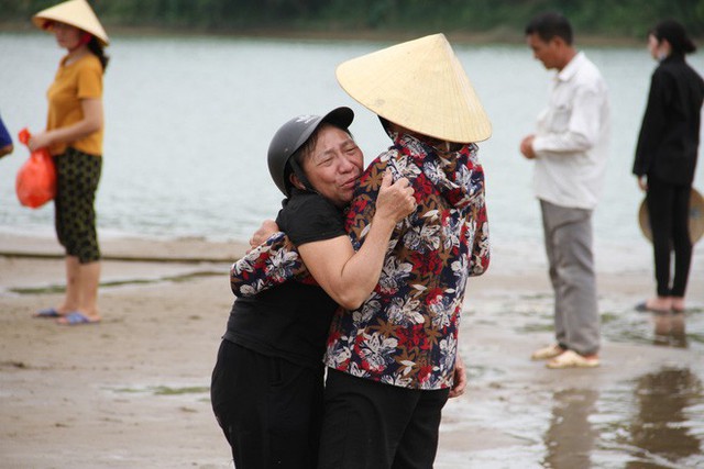 Người thân gào khóc bên bờ sông Lam, nơi hiện trường xảy ra sự việc.