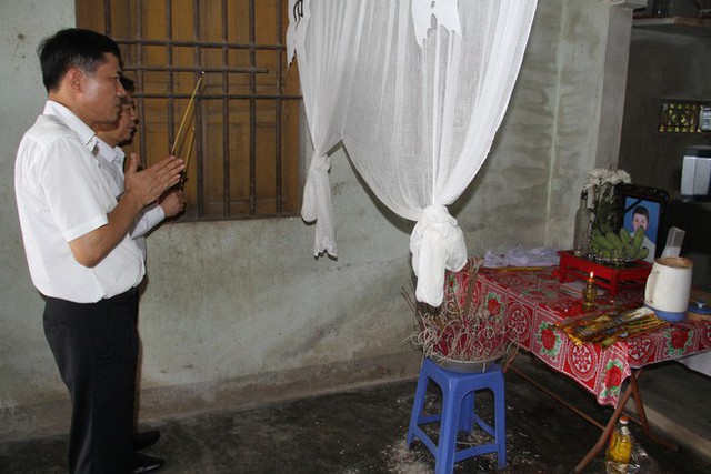 Giám đốc Sở GD&ĐT Nghệ An đến thắp hương, thăm hỏi động viên gia đình các nạn nhân.