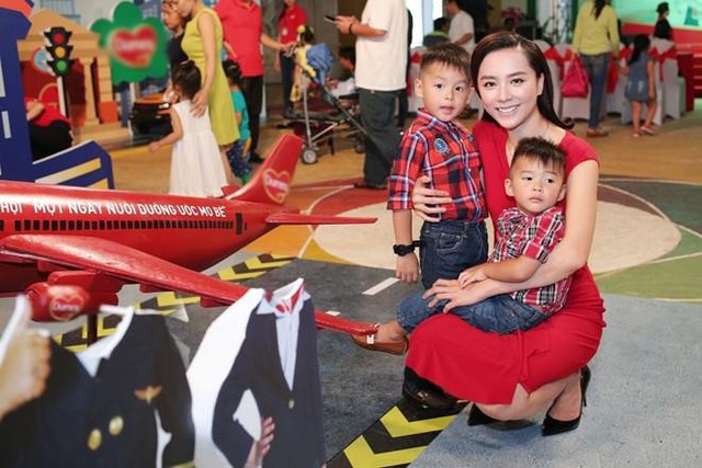 Năm 2015, Thi&ecirc;n L&yacute; hiếm hoi khoe ảnh hai con trai t&ecirc;n Quốc Anh v&agrave; Anh Quốc. C&aacute;c con cũng thường c&oacute; mặt c&ugrave;ng mẹ tại hậu trường cuộc thi Hoa hậu Ho&agrave;n vũ Việt Nam nhưng &iacute;t khi xuất hiện tr&ecirc;n b&aacute;o ch&iacute;. Hiện, Thi&ecirc;n L&yacute; cũng c&oacute; sự nghiệp ri&ecirc;ng th&agrave;nh đạt, được coi l&agrave; người phụ nữ quyền lực trong giới tổ chức thi sắc đẹp tại Việt Nam. C&ocirc; đ&oacute;ng vai tr&ograve; quan trọng trong việc tuyển chọn v&agrave; đ&agrave;o tạo người đẹp đi thi Hoa hậu Ho&agrave;n vũ, một trong những cuộc thi nhan sắc quan trọng nhất hiện nay.