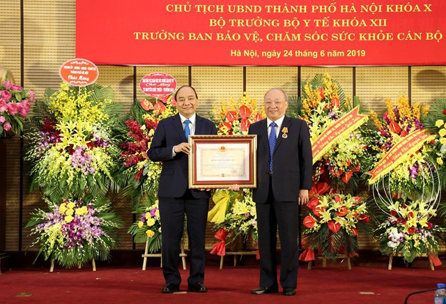 Thủ tướng Nguyễn Xuân Phúc trao Huân chương Độc lập hạng Nhất tặng đồng chí Nguyễn Quốc Triệu - Ảnh: VGP/Quang Hiếu