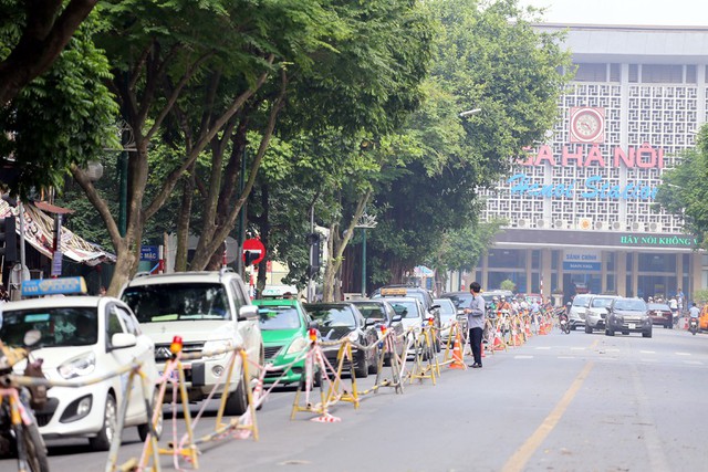 Hỗn loạn giao thông tại dự án ga ngầm Hà Nội sắp thi công trên đường Trần Hưng Đạo - Ảnh 1.