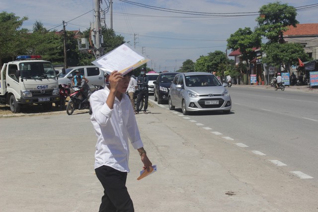 Hà Tĩnh: Hàng ngàn phụ huynh đội nắng chờ các thí sinh - Ảnh 10.