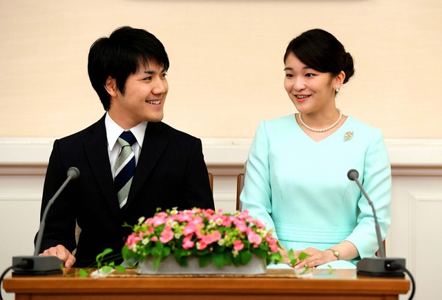 Công chúa Mako và vị hôn phu thường dân.
