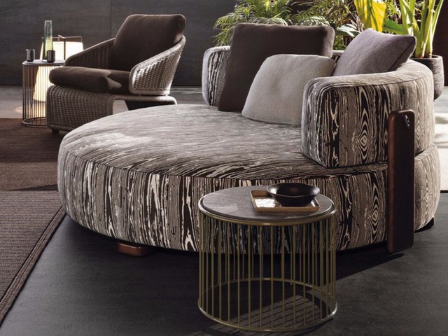 
Một chiếc ghế sofa hình tròn đẹp mắt khác của Florida từ Minotti. Nó có cấu trúc kim loại chắc chắn, có khả năng chống ăn mòn và đệm xốp được bọc trong vải chịu nước. Tất cả những yếu tố này làm cho ghế sofa phù hợp cho cả không gian trong nhà và ngoài trời.

