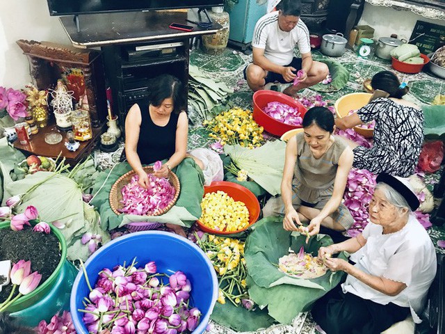 
Muốn làm ra được 1kg trà sen phải cần đến hơn 1.000 bông sen, và trải qua 7 quy trình tẩm ướp tỉ mỉ. Để có được mùi thơm, nghệ nhân lưu ý phải ướp vào buổi sáng, khó nhất là phải làm thế nào cho trà thật khô, để khi trộn với gạo sen không bị ẩm mốc, cứ một lượt gạo lại một lượt chè, ướp trà xong lại mang đi sấy khô, lặp đi lặp lại tới 7 lần để gạo sen ngấm vào trà.
