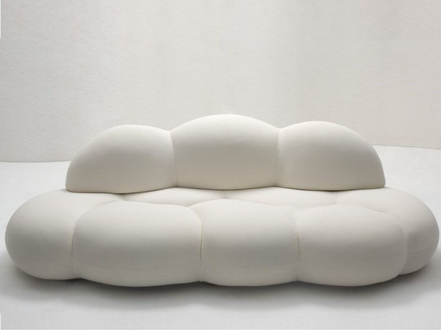 
Không chỉ dừng lại ở hình tròn cổ điển. Trên thực tế, hầu hết các nhà thiết kế đều chọn các đường cong để tăng sự thoải mái và thẩm mỹ trong khi vẫn giữ được cấu trúc truyền thống. Một ví dụ tuyệt đẹp có tên Le Nuvole, một chiếc ghế sofa có hình dạng như một đám mây phồng lên, được thiết kế bởi kiến trúc sư Sergio Giobbi.
