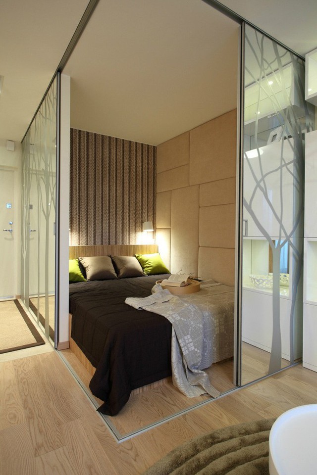 
Phòng ngủ được tách biệt với các khu vực khác bằng cửa trượt gương kính.

