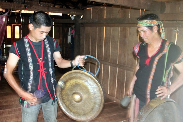 Nhà báo Quách Dương cùng đồng bào dân tộc Tây Nguyên (ảnh nhân vật cung cấp).