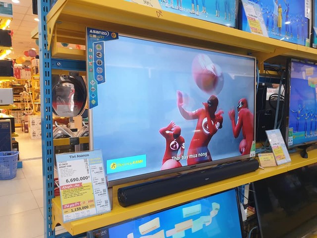 
Siêu thị Điện máy Xanh đang bày bán sản phẩm tivi mang nhãn Asanzo. Ảnh: Bảo Loan
