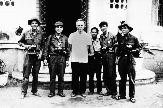 
Các phóng viên Thông tấn xã giải phóng cùng Chủ tịch UBTW Mặt trận Dân tộc Giải phóng miền Nam Nguyễn Hữu Thọ (nhà báo Trần Tuấn đứng thứ 2 từ trái sang).
