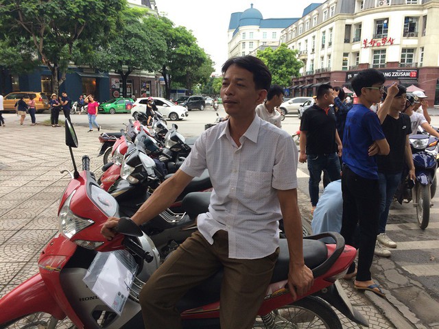 
Thí sinh Vương Đình Yên (47 tuổi, Quốc Oai, Hà Nội) tự tin thi đỗ tốt nghiệp THPT. Ảnh: Q.Anh
