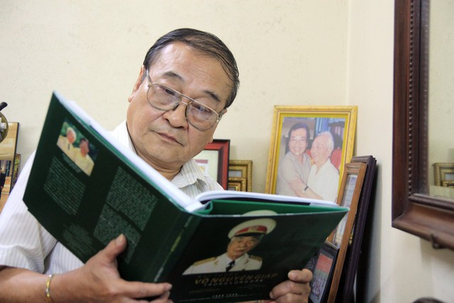 
Nhà báo Trần Tuấn với cuốn sách ảnh trong sự nghiệp 35 năm chuyên trách chụp ảnh Đại tướng Võ Nguyên Giáp, do ông là tác giả (ảnh nhân vật cung cấp).
