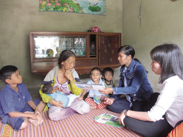 
Cán bộ dân số truyền thông cho người dân huyện Khánh Sơn (Khánh Hòa) thực hiện kế hoạch hóa gia đình.    Ảnh: Trang Nguyễn
