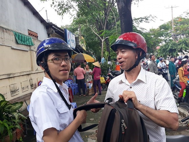 Kỳ thi THPT Quốc gia 2019 : Phụ huynh “dầm mưa giãi nắng”, buồn, vui cùng sĩ tử - Ảnh 11.