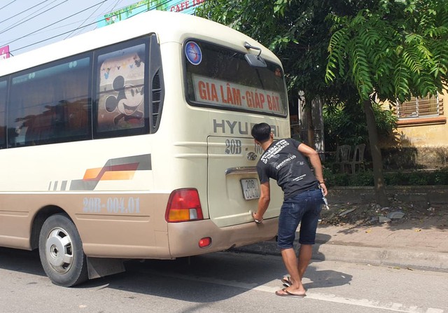 Các phương tiện dừng chờ đón trả khách, bốc xếp hàng hóa gây mất an ninh trật tự và mỹ quan đô thị. Ảnh chụp ngày 27/6