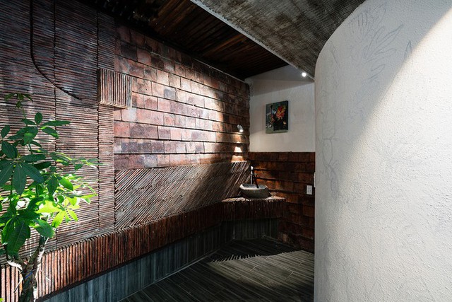 Một phần gỗ lát sàn được tận dụng lại từ ngôi nhà cũ. Ngói của nhà cũ cũng được tái sử dụng để trang trí, ốp tường.