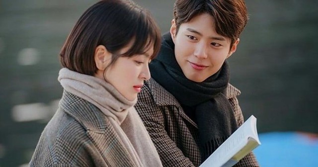 
Park Bo Gum diễn ăn &yacute; với Song Hye Kyo trong Encounter.
