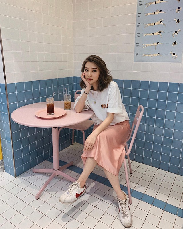 Nếu ngoài 30, chị em đã qua cái thời diện 3 kiểu áo phông “quá lứa lỡ thì” so với tuổi này rồi - Ảnh 5. Nếu ngoài 30, chị em đã qua cái thời diện 3 kiểu áo phông “quá lứa lỡ thì” so với tuổi này rồi - Ảnh 5.