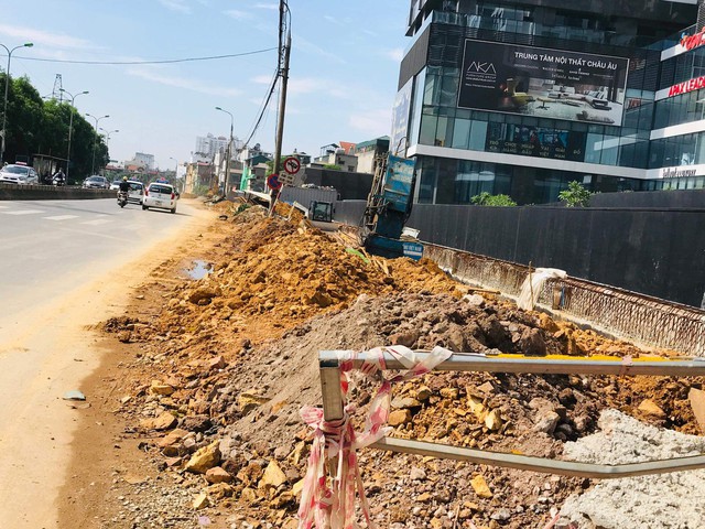 Hà Nội: Tiềm ẩn nguy cơ tai nạn do thi công ẩu tại đường Nguyễn Khoái - Ảnh 9.