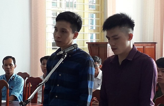 Bị cáo Nguyễn Vũ Hoàng Nam (bìa phải) và Trần Tuấn Anh tại tòa