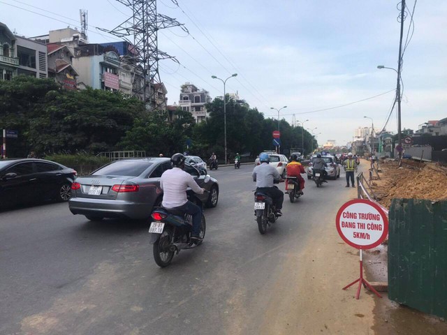 Thu dọn bùn đất, lắp đặt hàng rào sau phản ánh “thi công ẩu tại đường Nguyễn Khoái – Hà Nội” - Ảnh 3.