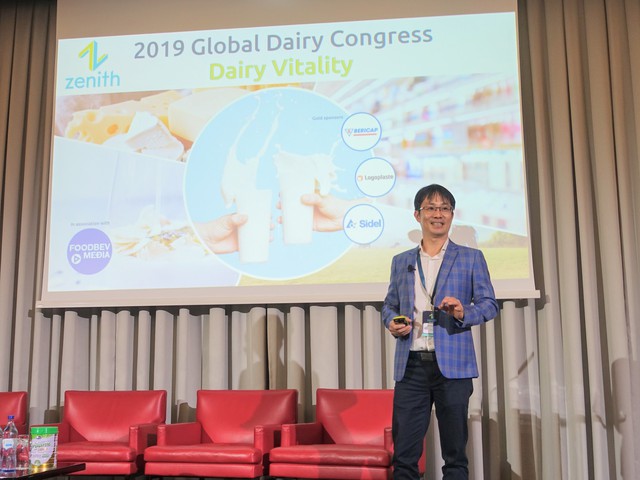 
Ông Phan Minh Tiên, Giám đốc Điều hành Vinamilk, trình bày tại Hội Nghị Sữa Toàn Cầu 2019 diễn ra tại Bồ Đào Nha
