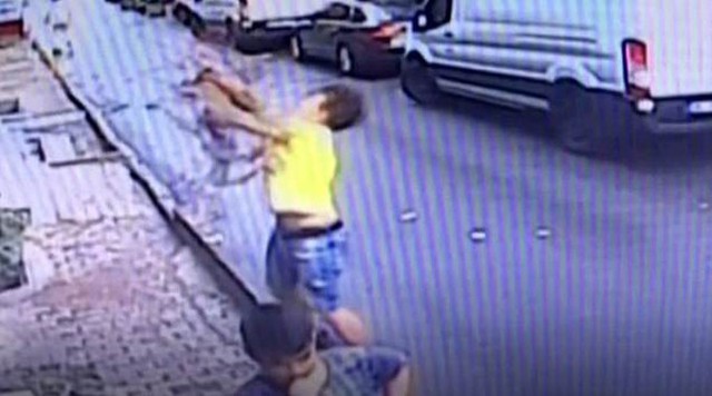 Khoảnh khắc Feuzi (17 tuổi) đỡ bé gái Doha (2 tuổi) bị rơi từ cửa sổ tầng hai ở khu dân cư thành phố Istanbul, Thổ Nhĩ Kỳ hôm 20/6. Ảnh cắt từ video.