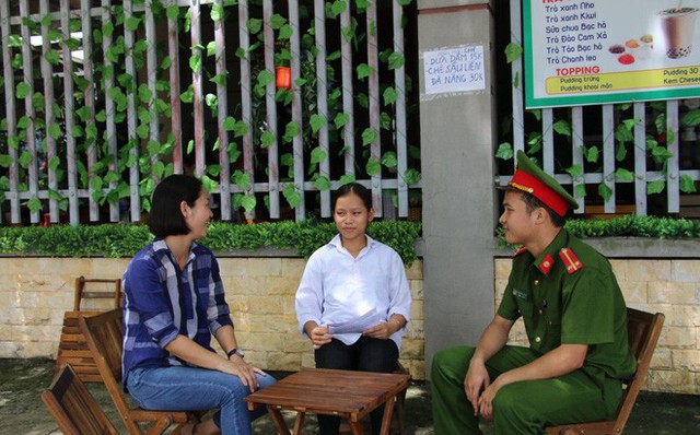 Em Thành cảm ơn Trung úy Nguyễn Xuân Khương và cô giáo Đỗ Bích Liên sau khi thi xong. Ảnh: Công an Bắc Giang.
