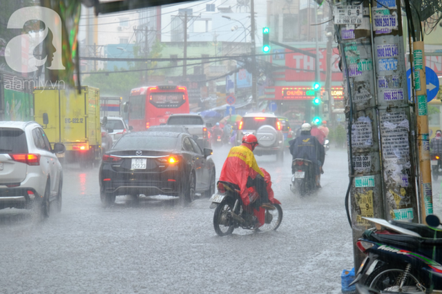Hà Nội nắng nóng đổ lửa, Sài Gòn mưa lớn, nhiệt độ giảm bất ngờ - Ảnh 2.
