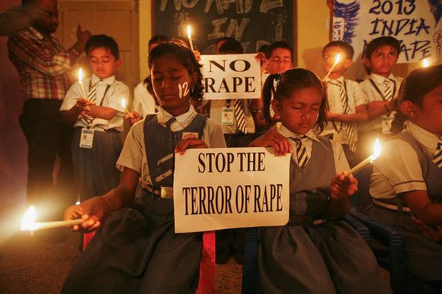 Một nhóm học sinh biểu tình chống cưỡng hiếp ở Ấn Độ. Ảnh: Reuters.