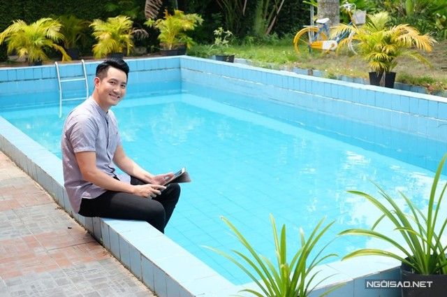 
Nam ca sĩ thường bơi lội, tập yoga mỗi lần về nhà vườn.
