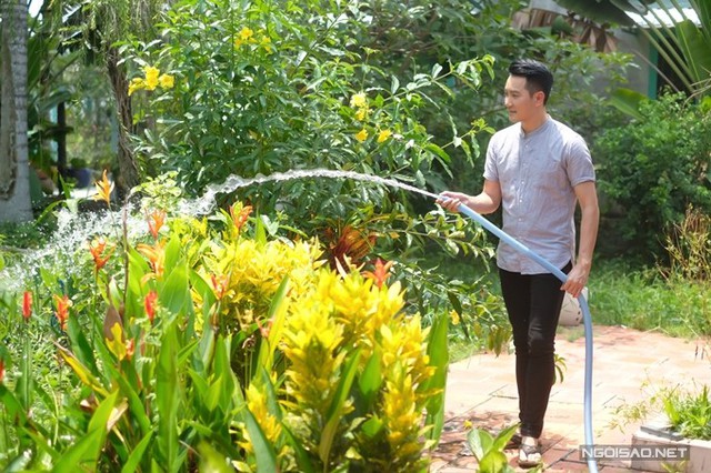 
Nguyễn Phi Hùng tưới nước, chăm sóc vườn cây đủ loại.
