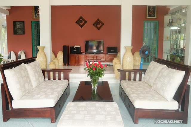 
Nội thất phòng khách đơn giản. Vì ưu tiên sự nghỉ dưỡng, Nguyễn Phi Hùng chọn các hàng ghế dài, lót nệm tạo sự thoải mái.
